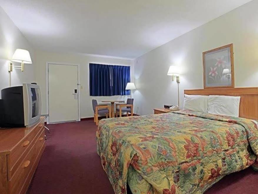 Americas Best Value Inn Sullivan Exterior photo