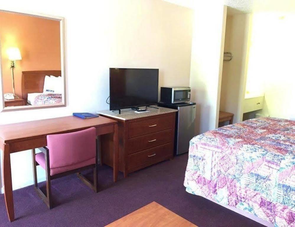 Americas Best Value Inn Sullivan Exterior photo